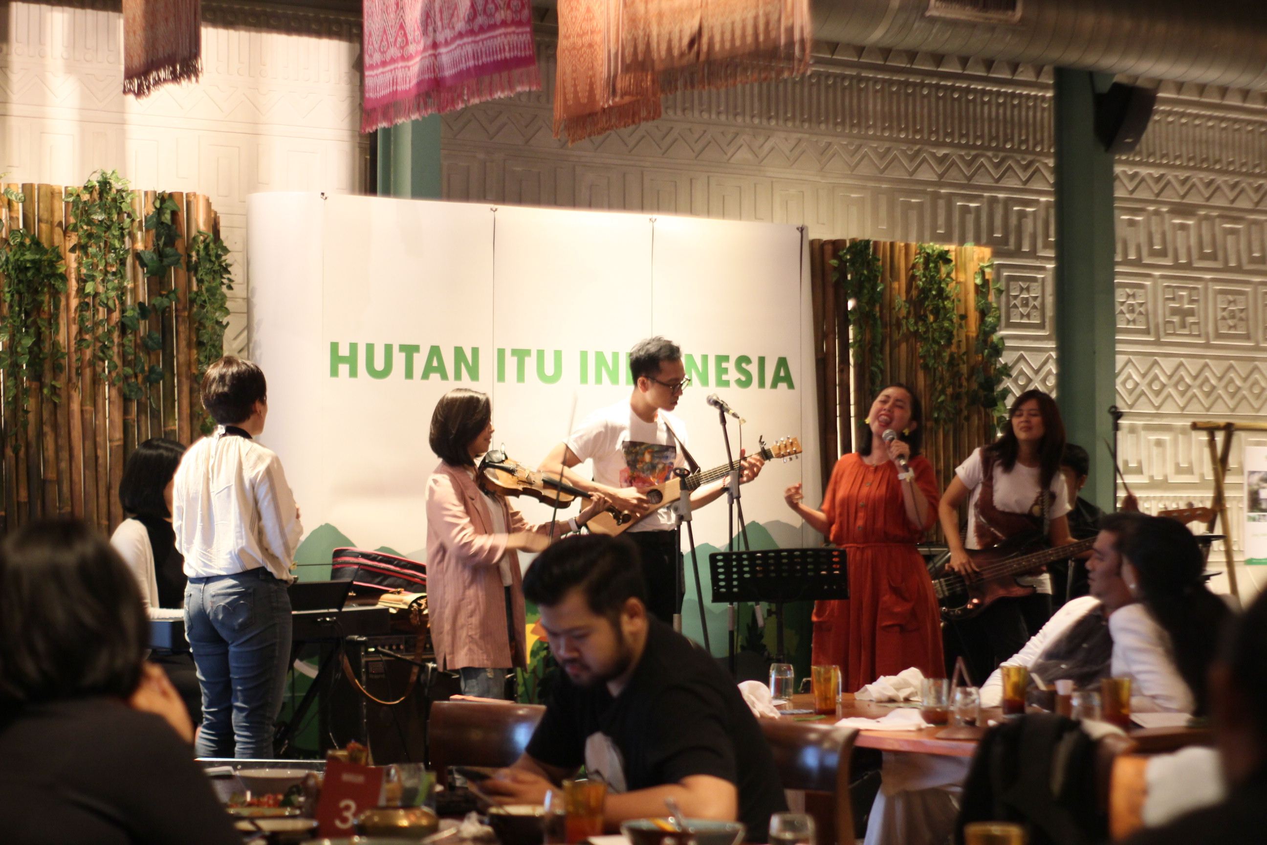 Penampilan dari SATU Band ikut memeriahkan acara Jamuan dari Hutan | Foto: HII