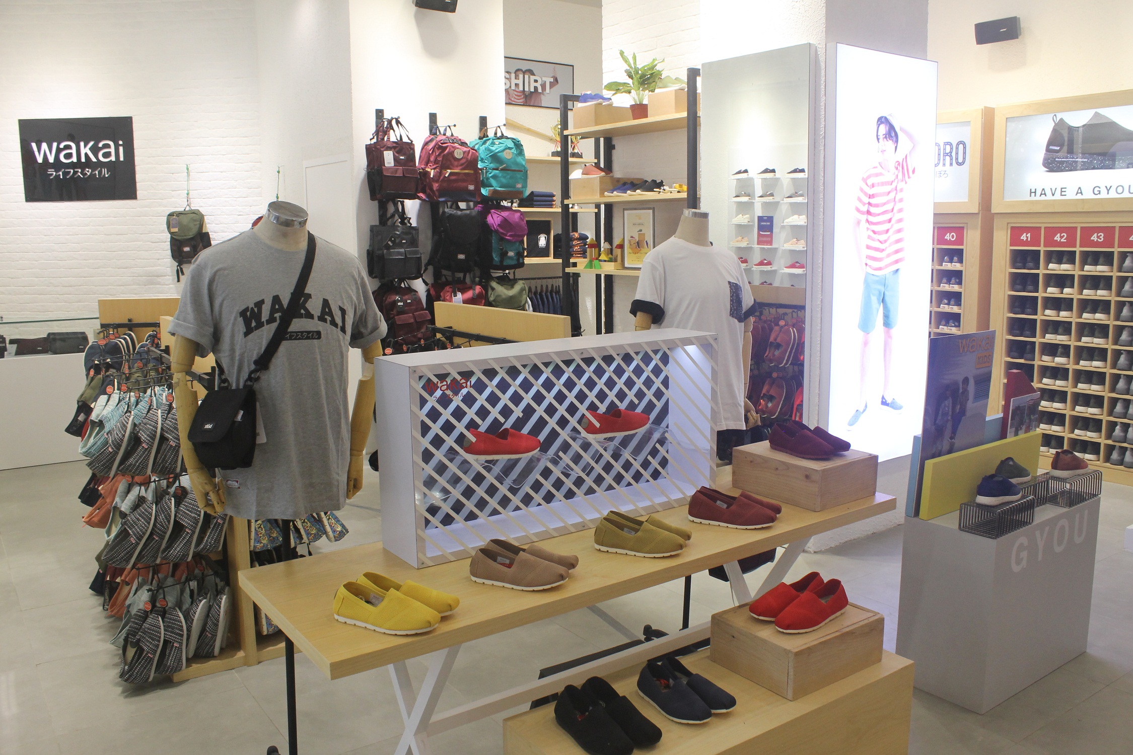 Beragam produk Wakai ditampilkan di gerai Pakuwon Mall Surabaya | Foto: Metro Group