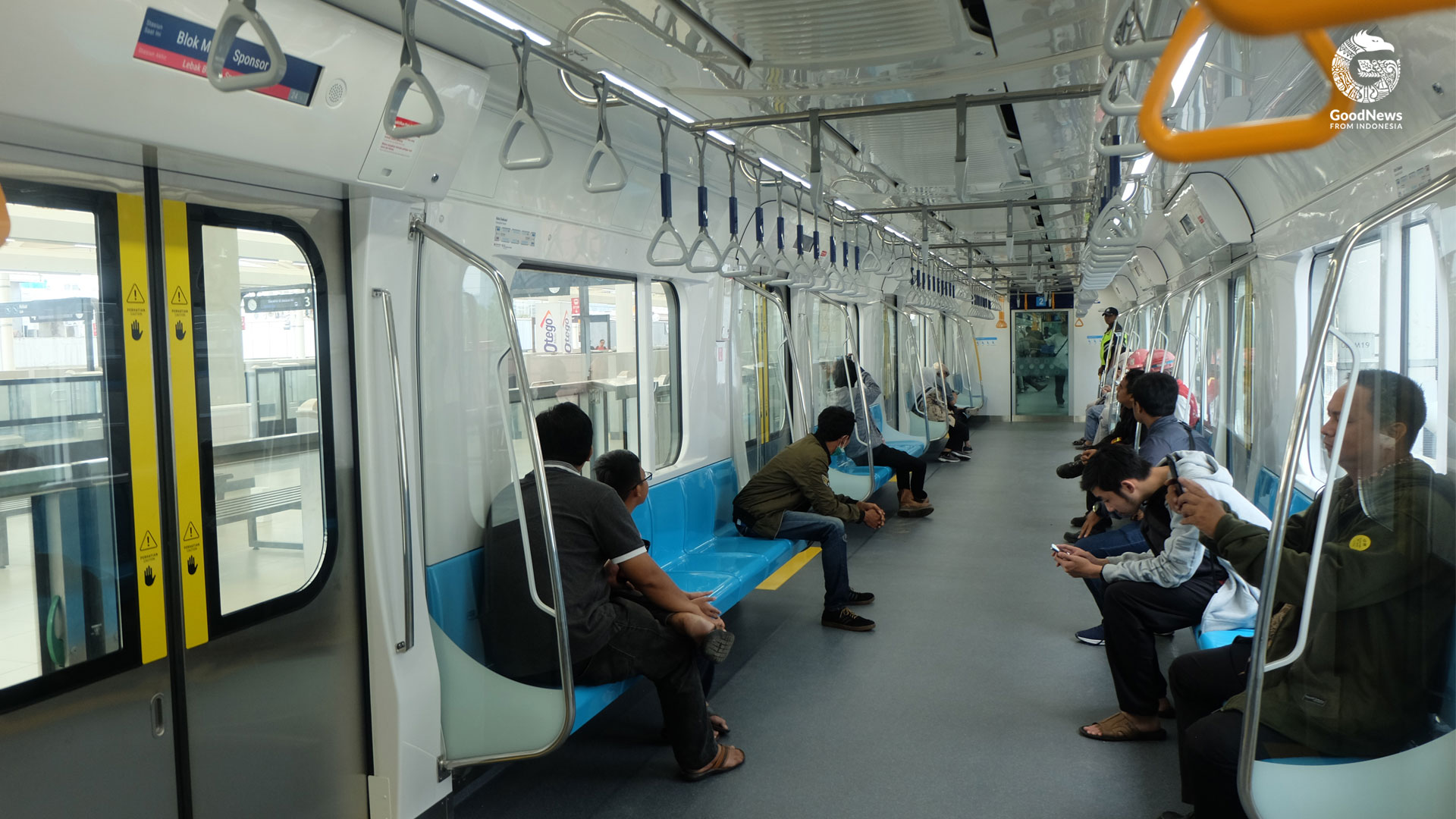 Gerbong MRT yang sangat bersih dan nyaman | Foto: Aditya Jaya/GNFI