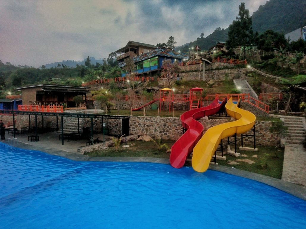 Kolam renang di Villa Khayangan | Foto: villakhayanganpuncak2.com