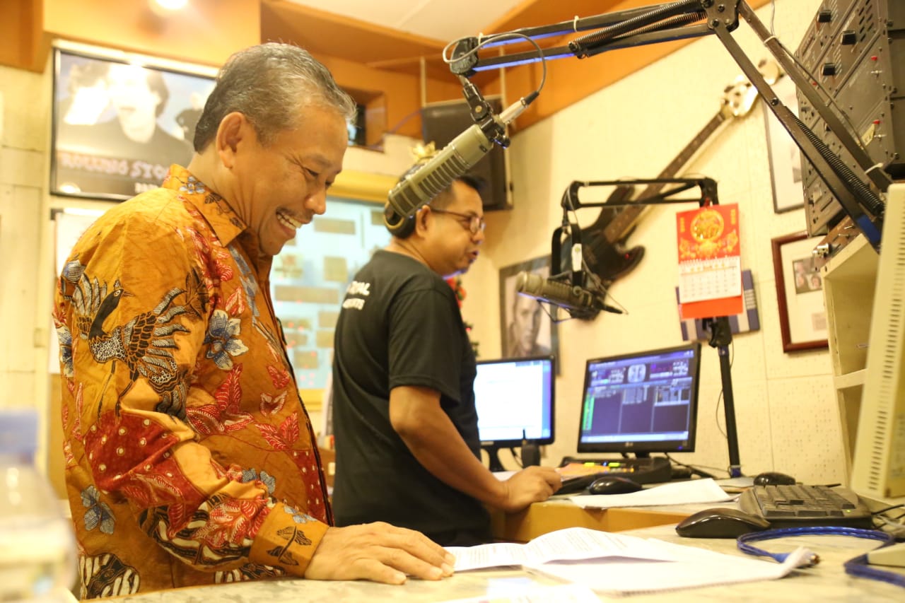 Suasana wawancara Konjen RI dengan salah satu stasiun radio Filipina | Dok. KJRI