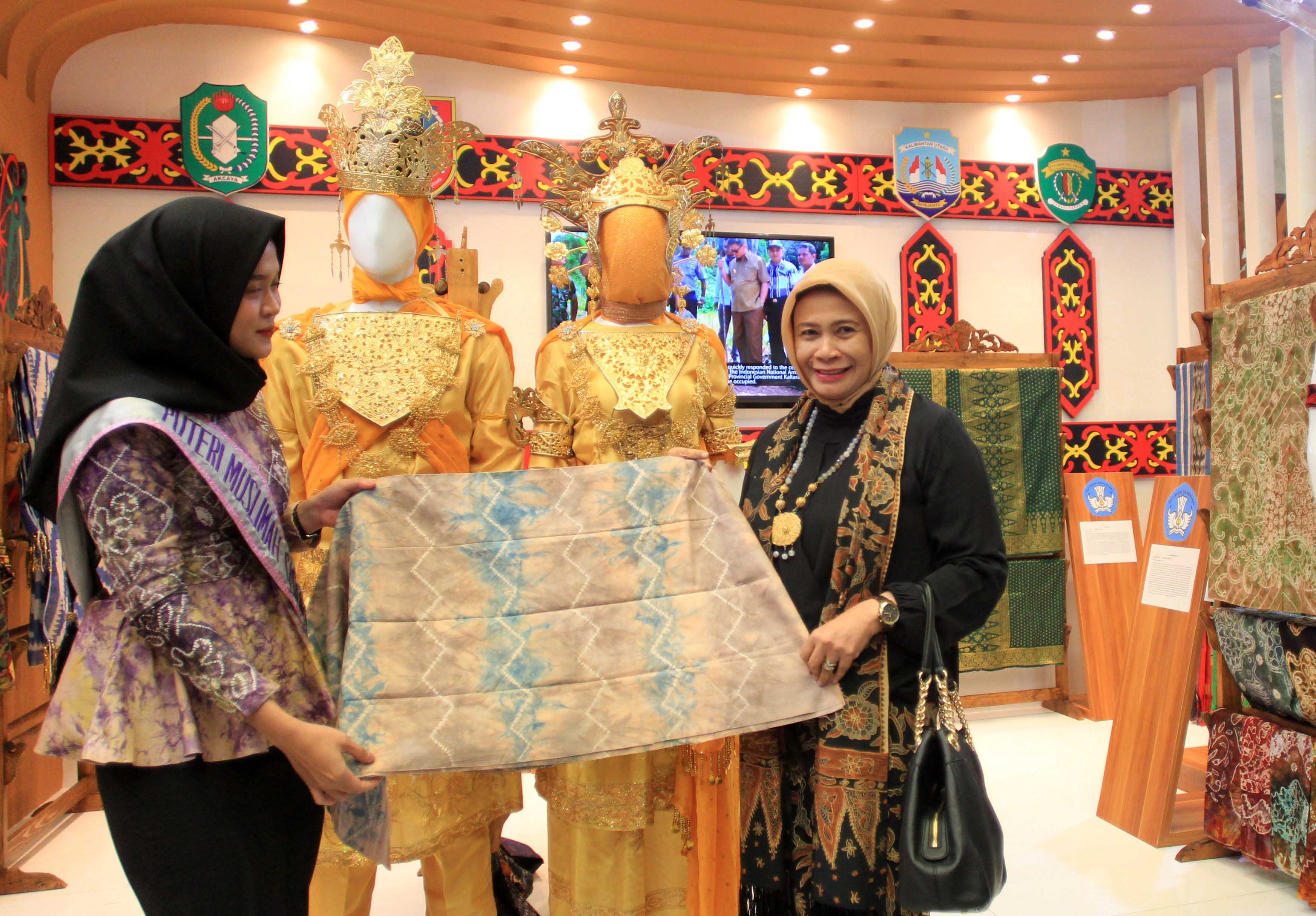 Keelokan kain Kalimantan dipamerkan di Indonesia Fashion Week 2019 | Foto: Kemendikbud