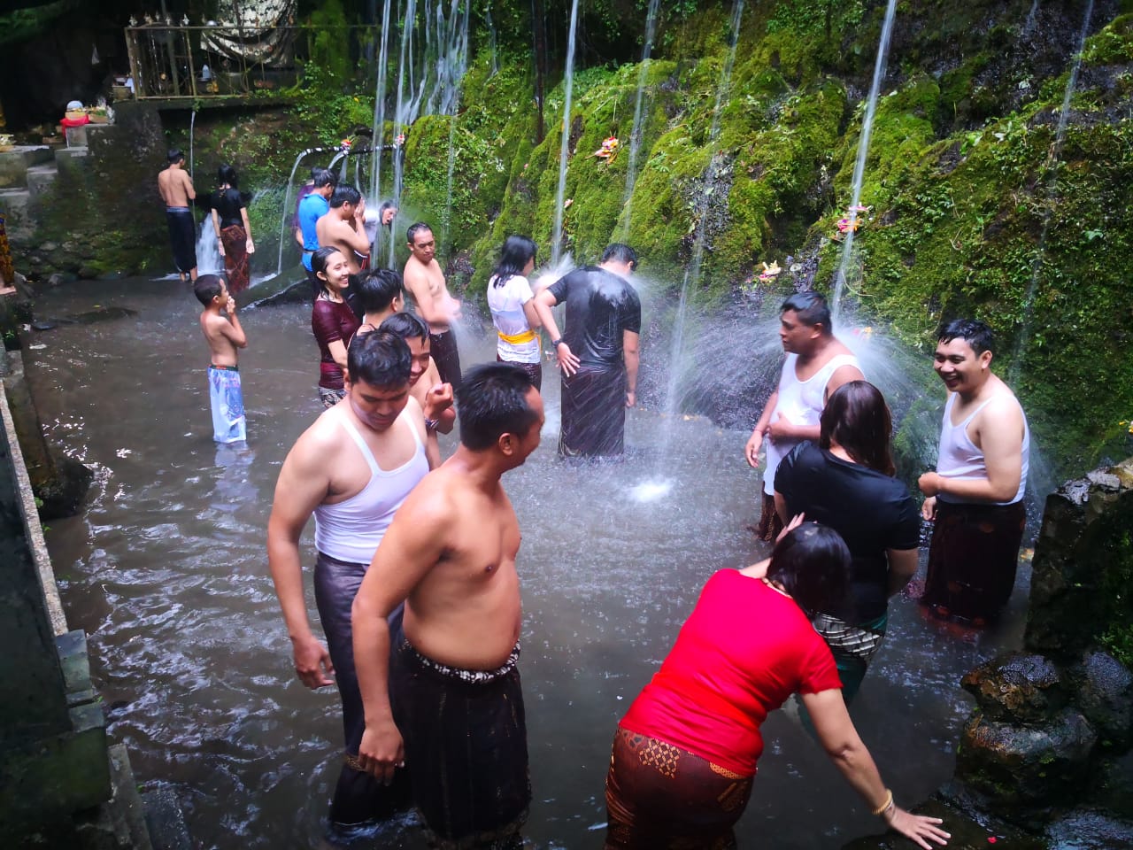 Ritual Melukat di mata air Tirta Sudamala | Foto: Lead.co.id