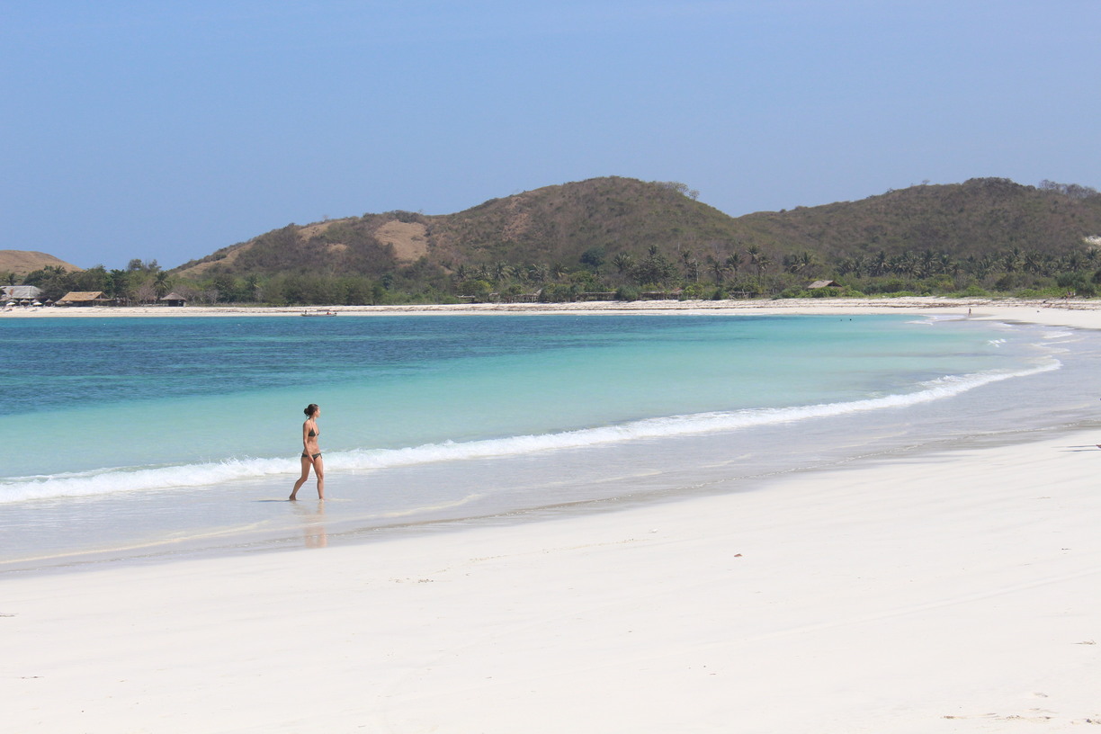 Hamparan pasir putih di pantai Tanjung Aan | Foto: trover.com