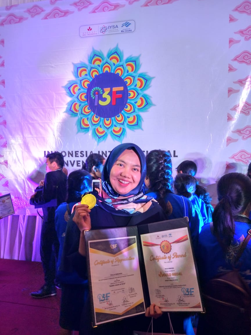 Yolla saat mewakili rekan-rekannya menerima penghargaan | Foto: Humas dan KIP UI