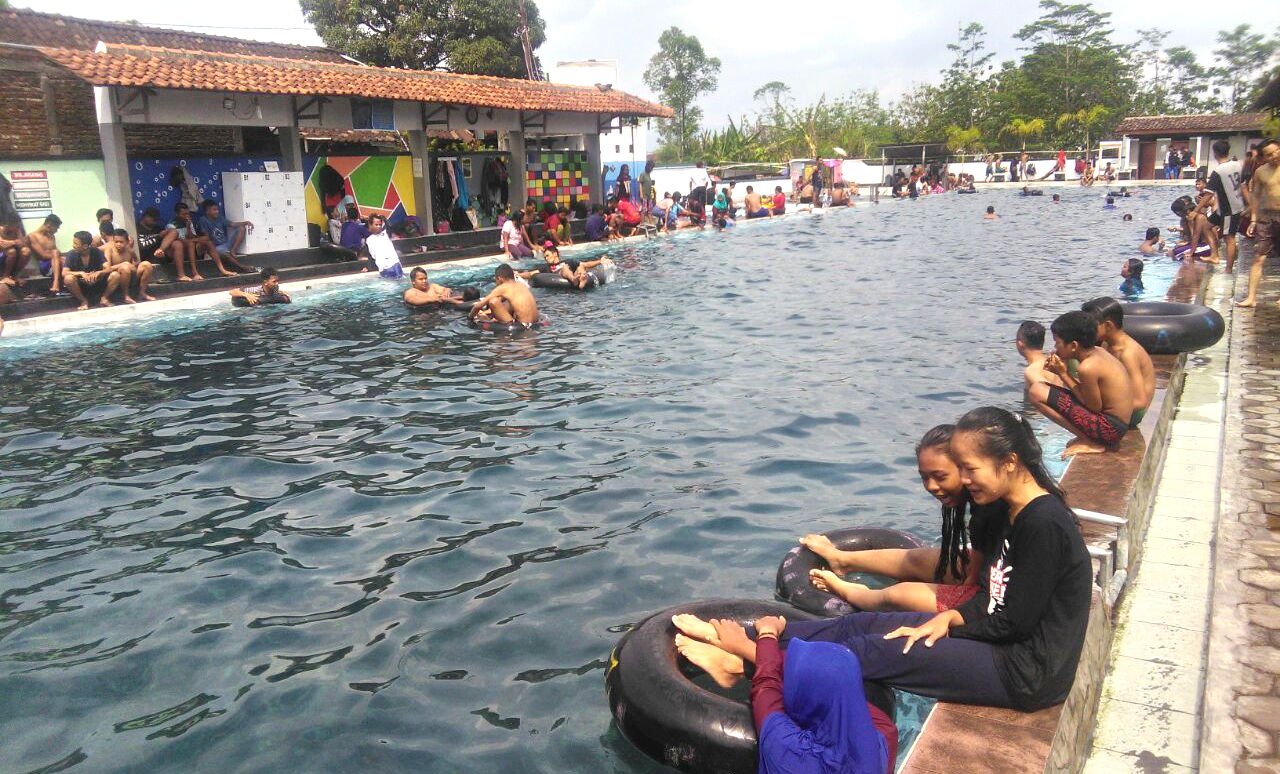 Padusan di kolam Pluneng, Klaten | Foto: Masal Gurusinga/koranbernas.id