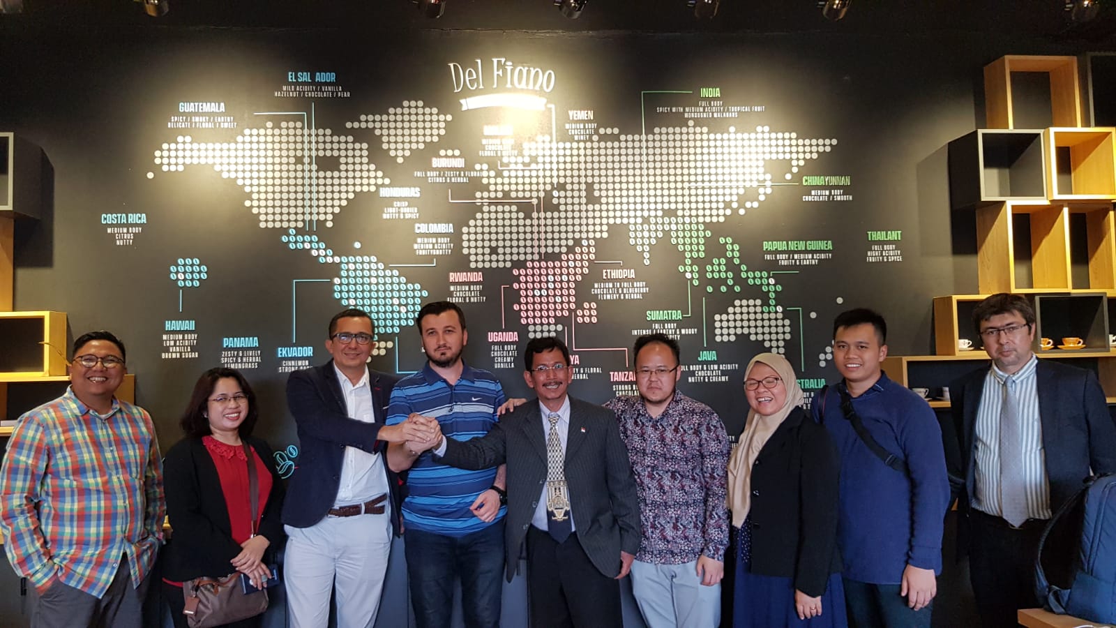 Pensosbud KJRI Istanbul, Iwan Wijaya Mulyanto(tengah) bersama peserta lainnya