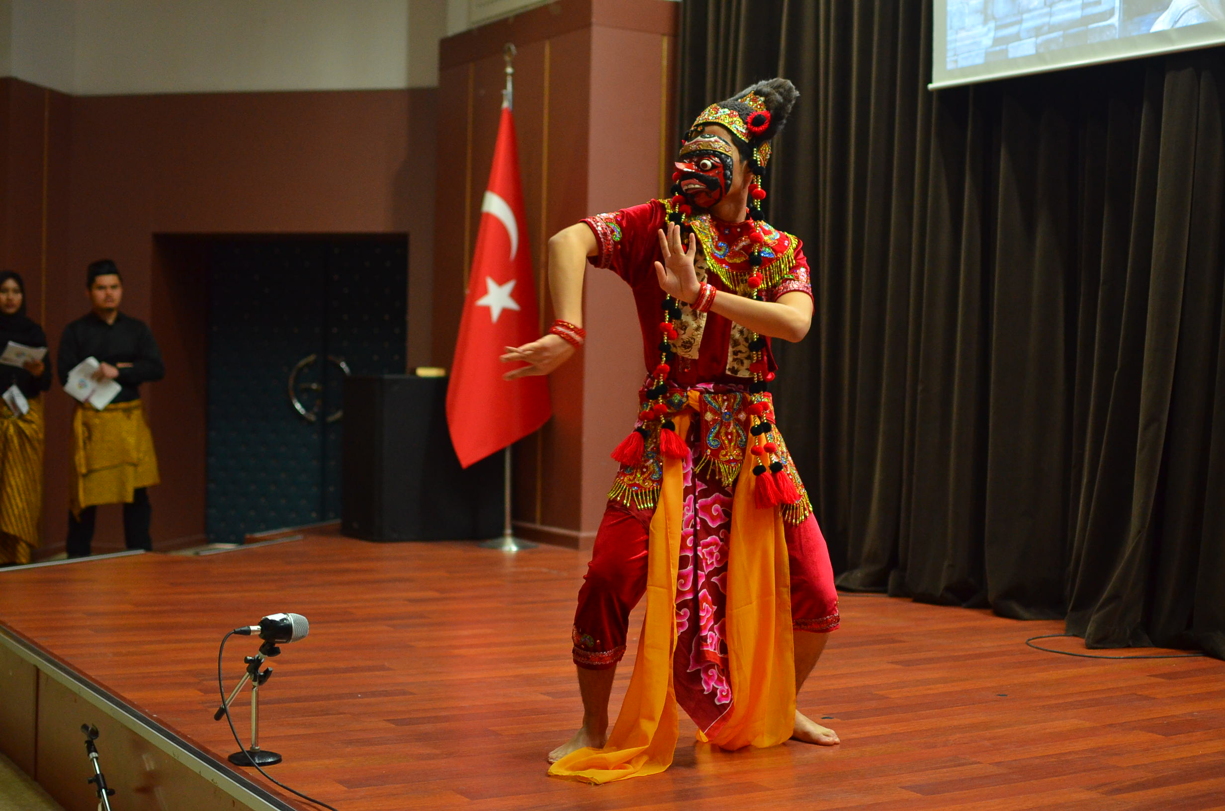 Albana menari Tari Topeng di Konya, Turki