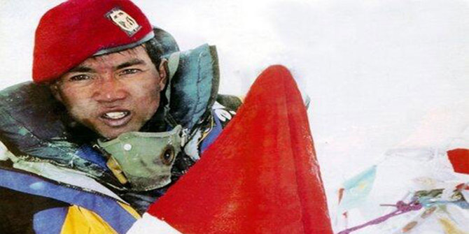 Asmuji di puncak Everest (sumber : Merdeka)
