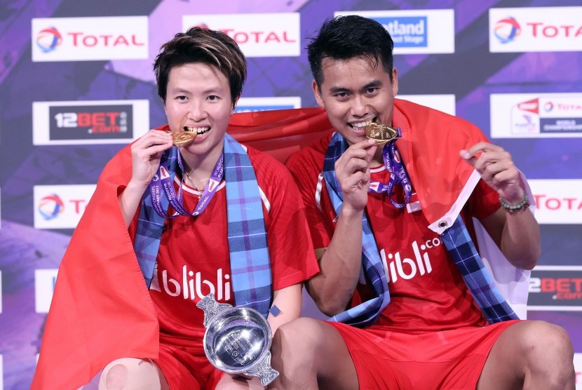 Pasangan ganda campuran Indonesia, Tontowi Ahmad/Liliyana Natsir meraih gelar juara dunia kedua kalinya di Kejuaraan Dunia BWF 2017, Glasgow, Skotlandia (sumber : Republika.co.id)
