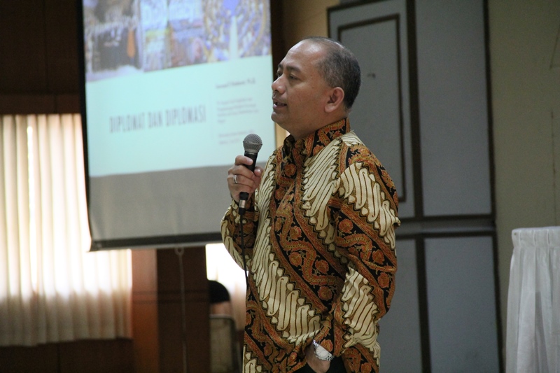 Leonard F. Hutabarat pada saat di Universitas Kristen Indonesia (sumber : reporter UKI)
