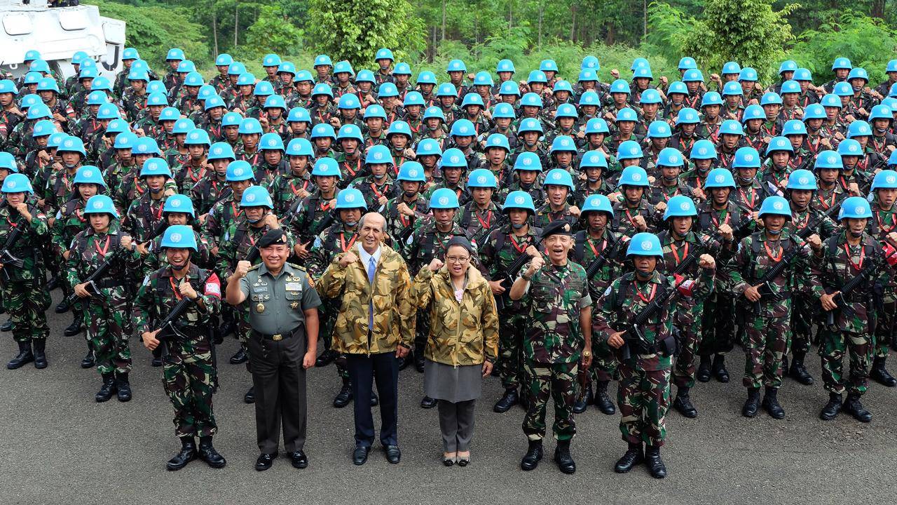 Peacekeepers Indonesia bersama Menlu Retno (sumber : Pidato Retno Marsudi )