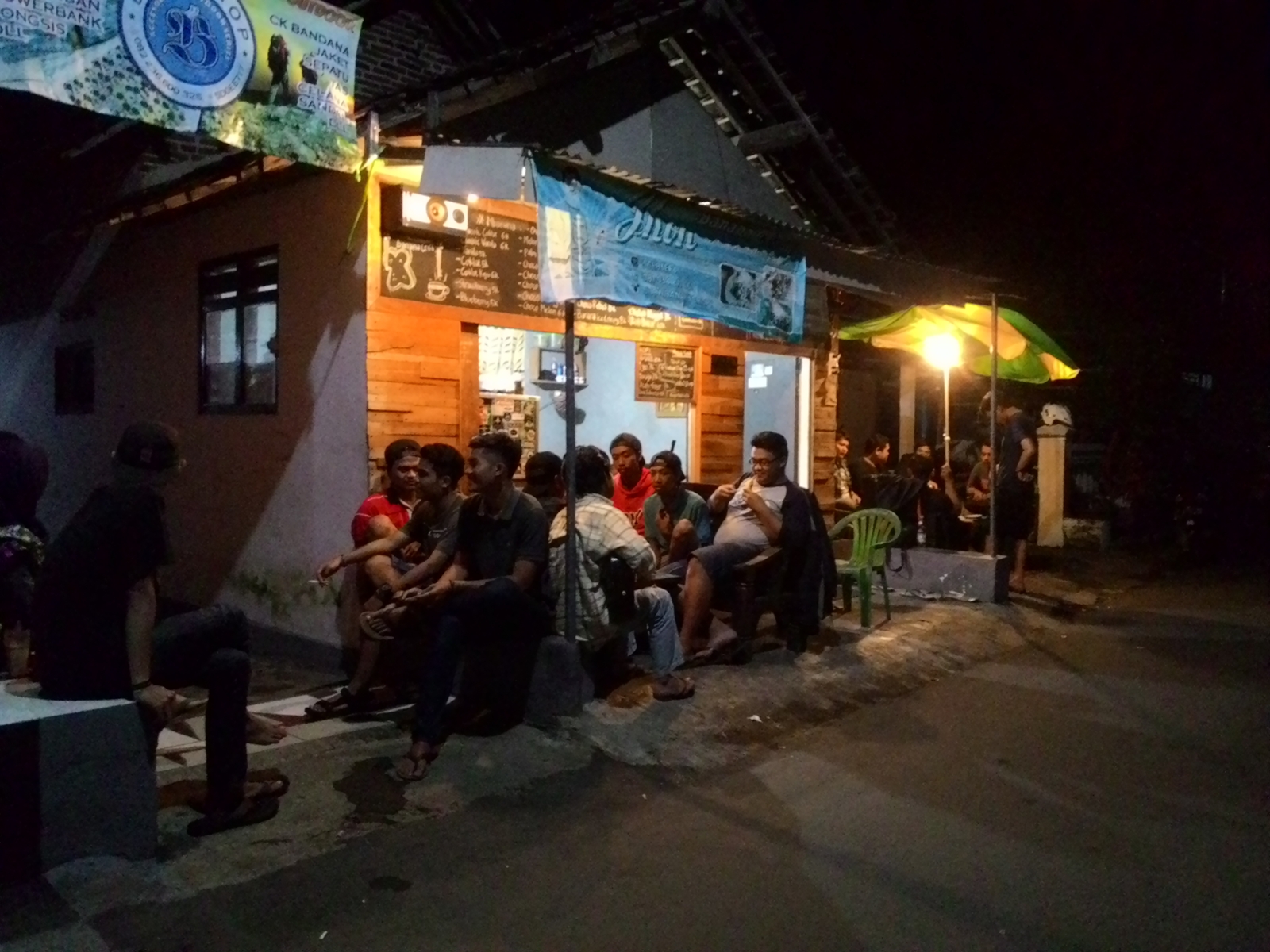 Kedai banana crispy Riza Permadi dipadai pembeli di malam hari (sumber gambar : Riza Permadi)