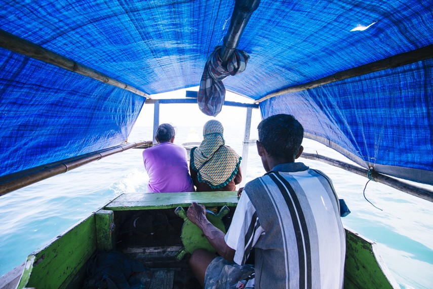 Membutuhkan waktu 20 menit perjalanan untuk sampai di Goa Rangko menggunakan pengan perahu nelayan. Sumber:indonesiakaya.com