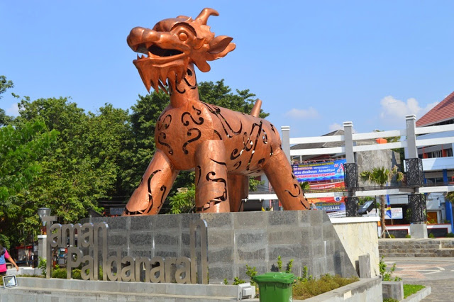 Patung Warak Ngendog di Taman Pandanaran