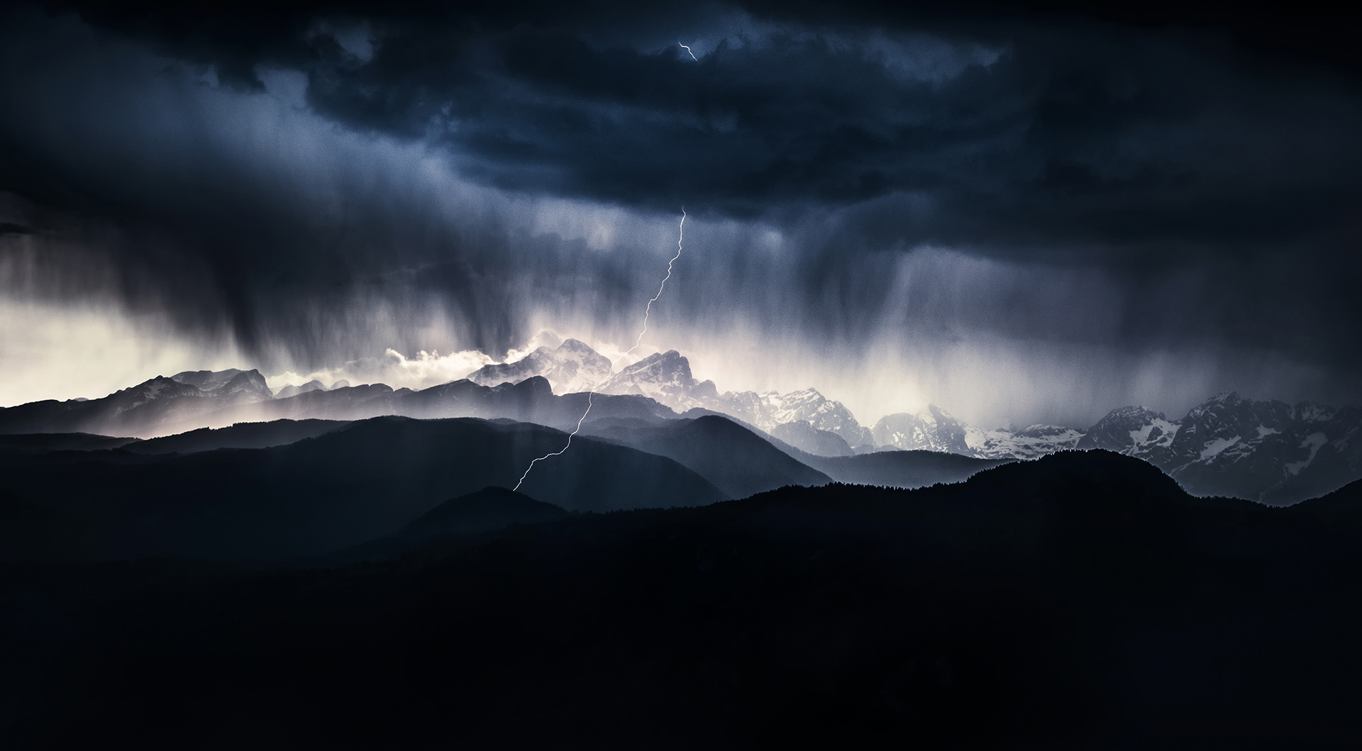 ‘Badai diatas Gunung Triglav ‘ – Ales Krivec (Slovenia), pemenang kategori landscape. Foto : Nature Photographer of The Year 2019 
