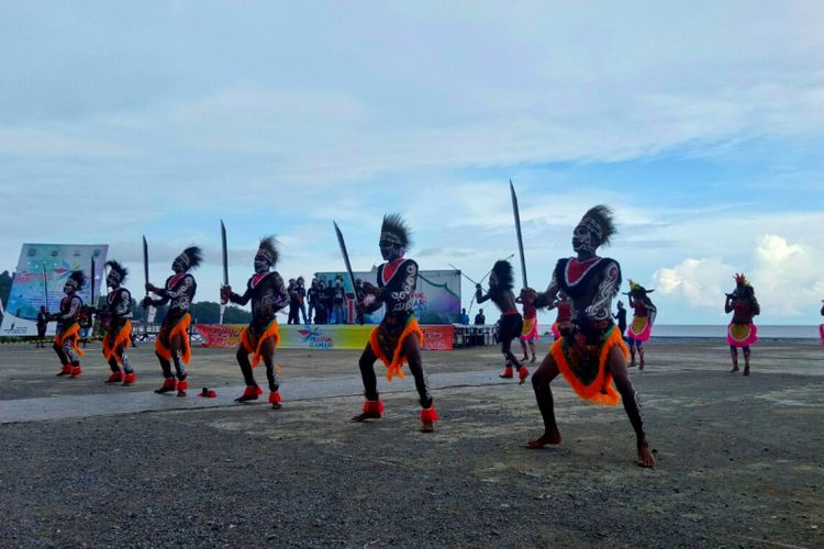 Tarian Amenya Ahanlo yang Sempat Meriahkan Festival Bahari Raja Ampat Sebelumnya | Sumber dok: Kompas