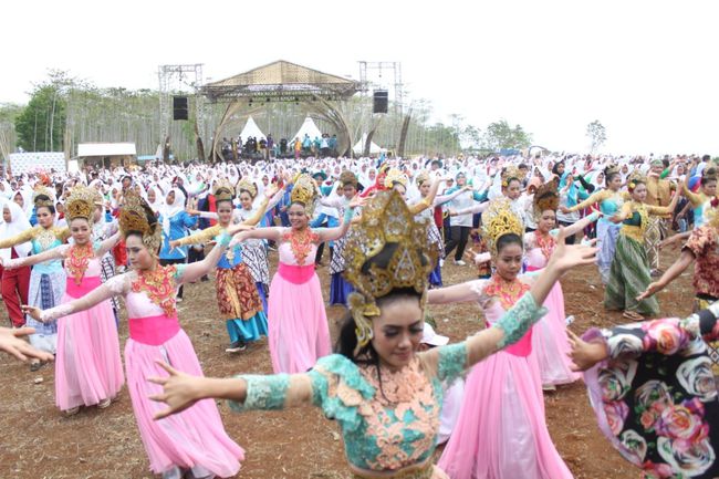 Dengan Panggung Terbuka, Festival Geopark Ciletuh Berhasil Pecahkan Rekor Dunia | Sumber dok: CNN Indonesia