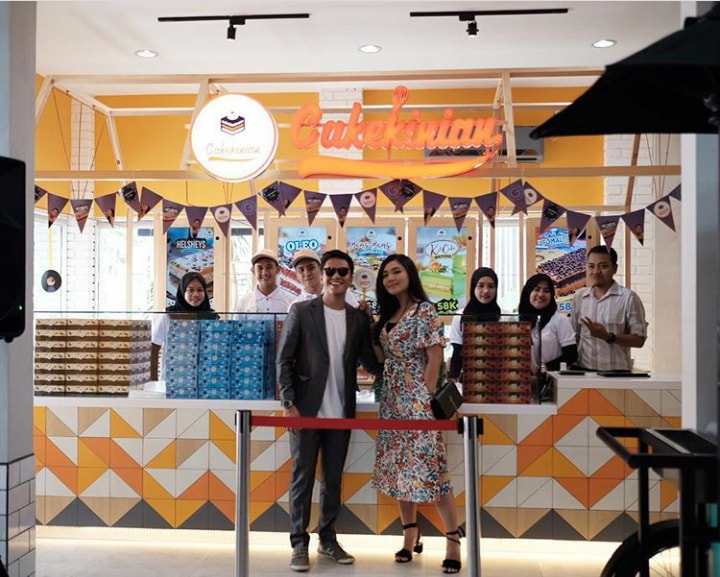 Arief Muhammad dan Istrinya, Tiara Pangestika, Saat Mengunjungi Booth Store Cakekinian