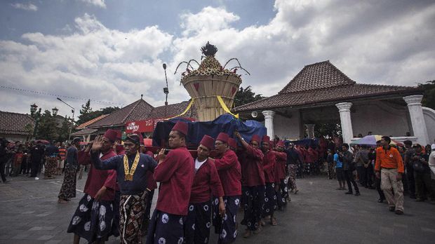 Tradisi Suroan | Sumber dok: CNN Indonesia