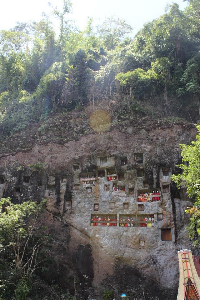 Kuburan khas Toraja (© Annisa Indrasari Pulungan)