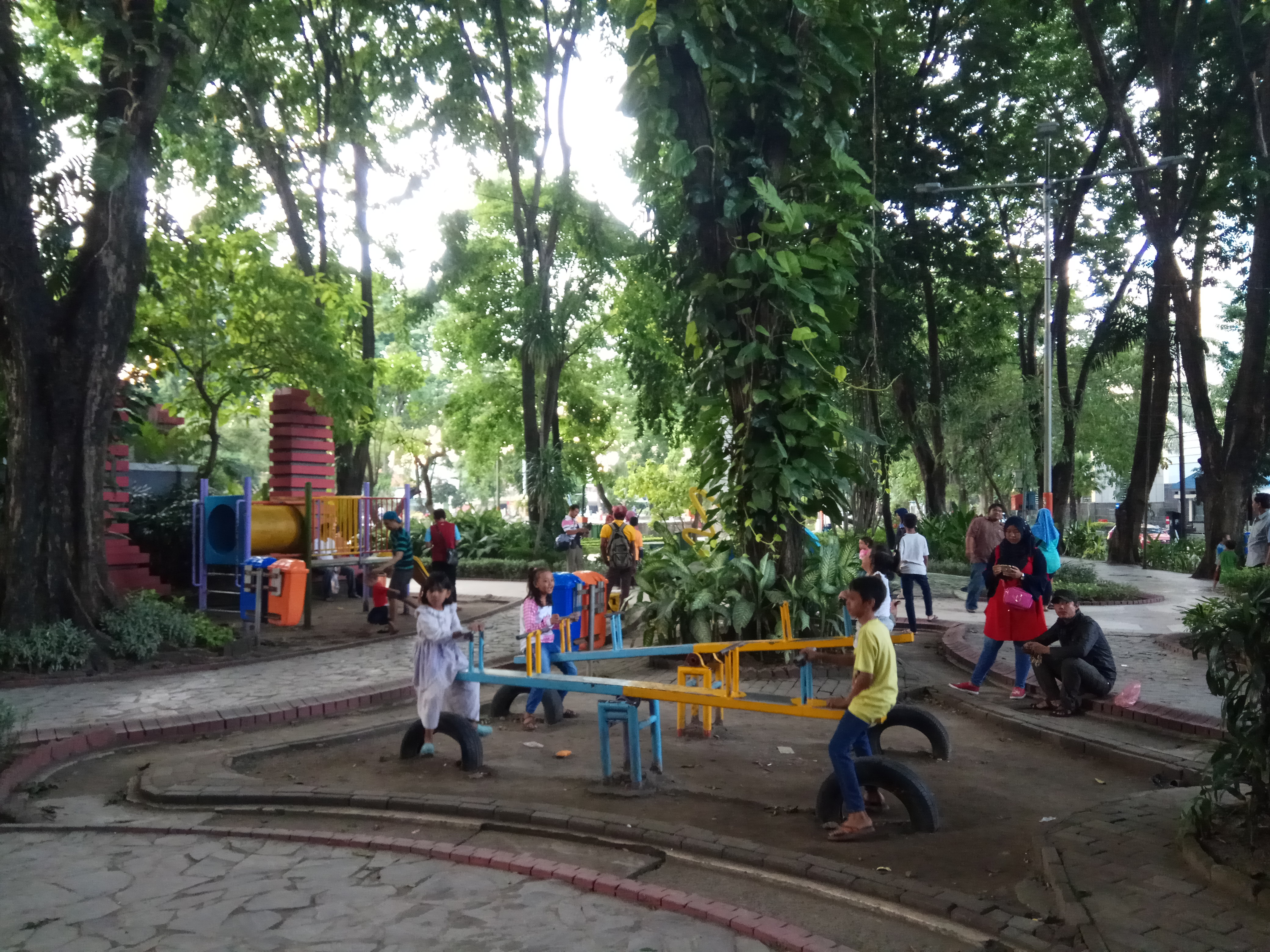 Anak-anak sedang bermain di Taman Bungkul, Surabaya | Nurul Arifin / GNFI
