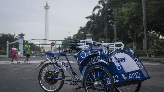 Sebuah becak yang parkir di depan gerbang area Monumen Nasional | Foto: Aprillio Akbar/ ANTARA FOTO