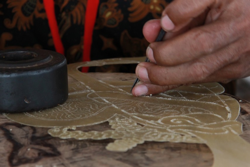 Salah satu proses pembuatan wayang | Foto: indonesiakaya.com