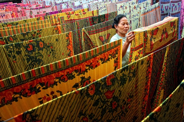 Penyimpanan kain batik yang lebih baik jika digantung | Foto: radiocakrabandung.com