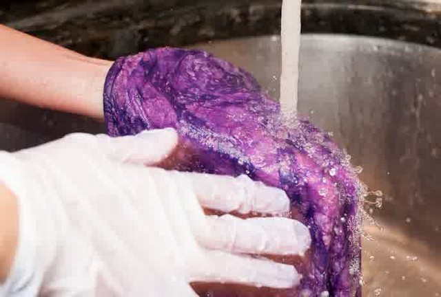 Proses pencucian batik yang bisa dilakukan dengan ekstrak lerak atau shampoo | Foto: batik-tulis.com