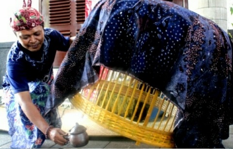 Proses ratus atau pengasapan batik | foto: sheradiofm.com