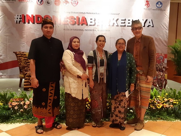 Rahmi Hidayati Pendiri Komunitas Perempuan Berkebaya bersama Direktur Jenderal Kebudayaan Dr. Hilmar Farid, Desainer Busana Indonesia, Musa Widyatmodjo, Dosen FPTK UPI Dr. Suciati, dan Dosen FIB UI Woro Mastuti dalam diskusi bertajuk 
