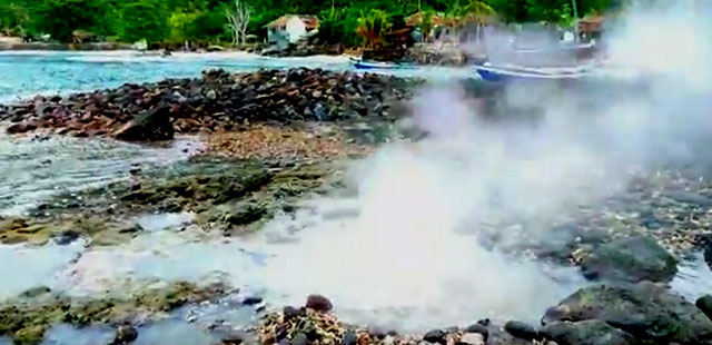 Salah satu titik sumber air panas yang berada di sekitar bebatuan | Foto : liburanlampung.blogspot.com