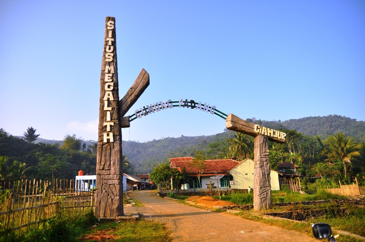 Gapura pintu masuk Situs Gunung Padang | foto: patas.id