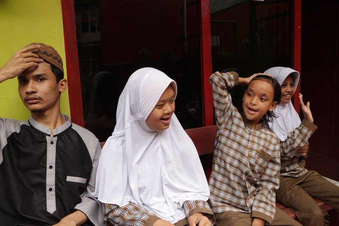 Murid-murid SLB ABCD Caringin pada jam sekolah | foto: @kitabisacom/ twitter.com