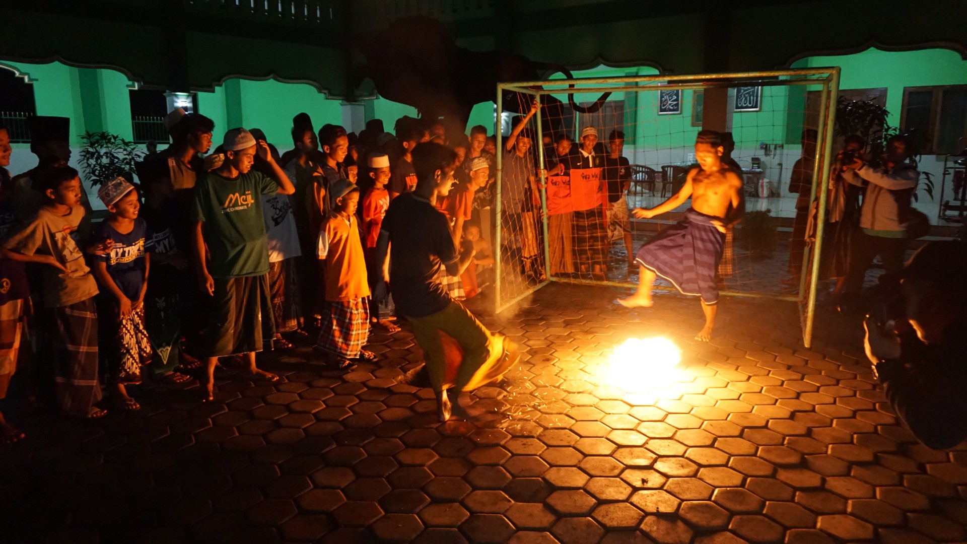 Santri yang asik bermain sepak bola api di Pondok Pesantren Sindo Ludiro, Mojolaban, Sukoharjo, Jawa Tengah | foto: vidio.com