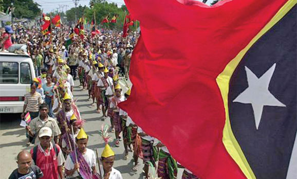 Rakyat Timor Leste dan Bendera Negaranya | Foto: mediaindonesia.com