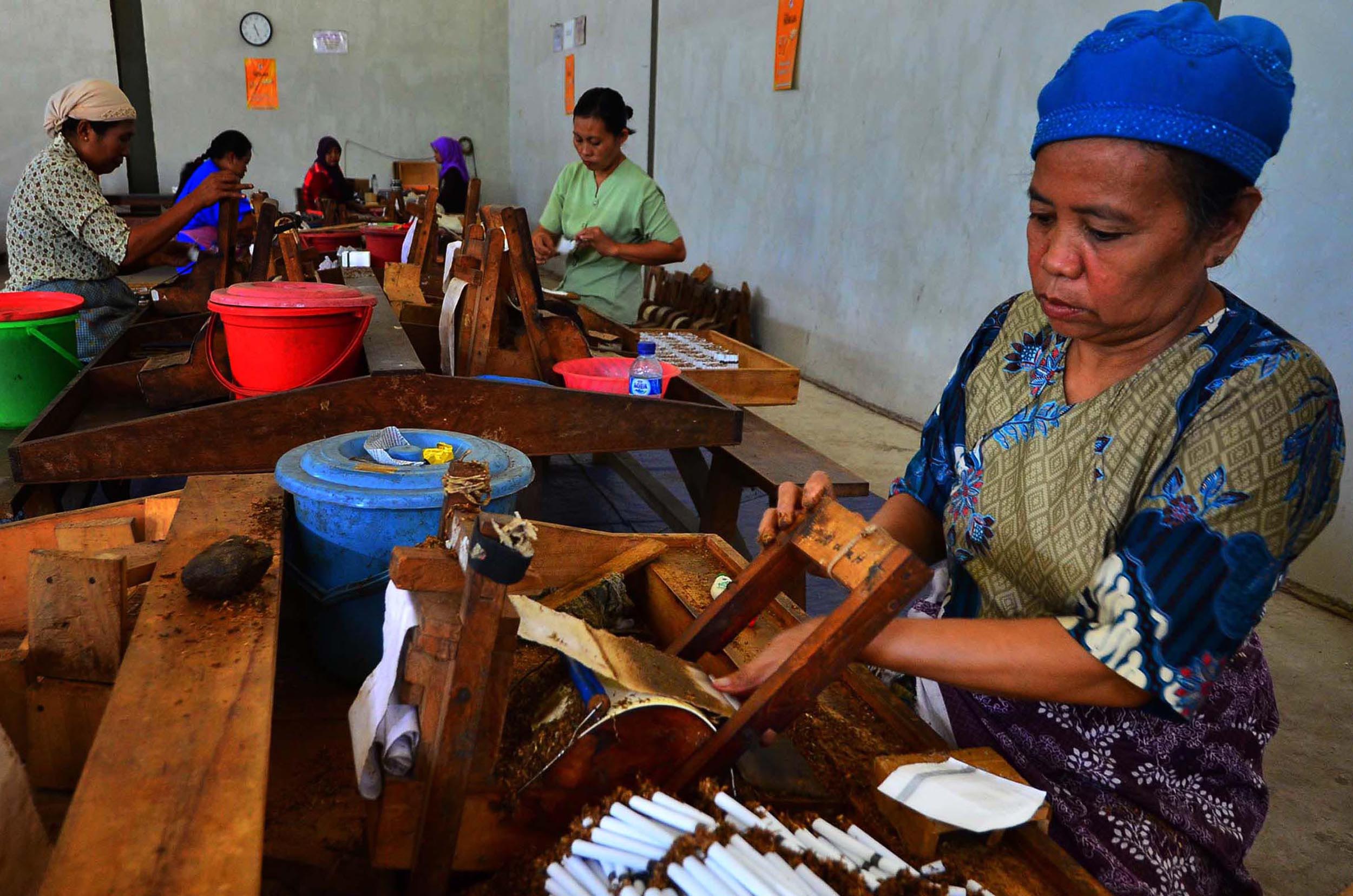 Pekerja pelinting rokok kretek di Kudus, Jawa Tengah |Foto: wego.co.id