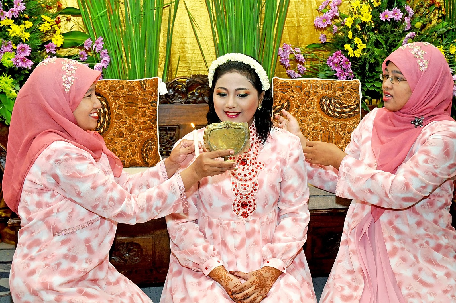 Perempuan Suku Banjar yang dipingit setelah menikah | Foto: rizmarizma.blogspot.com