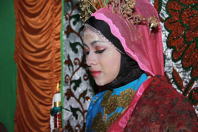 Calon pengantin perempuan Sumbawa yang siap menikah setelah dipingit |foto: dwiasmaranti.wordpress.com
