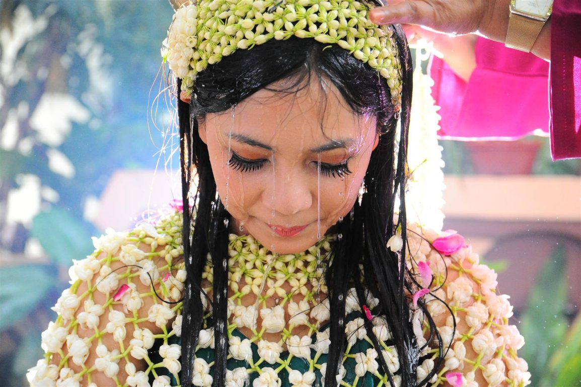 Proses siraman yang juga dilakukan dalam rangkaian pernikahan Jawa