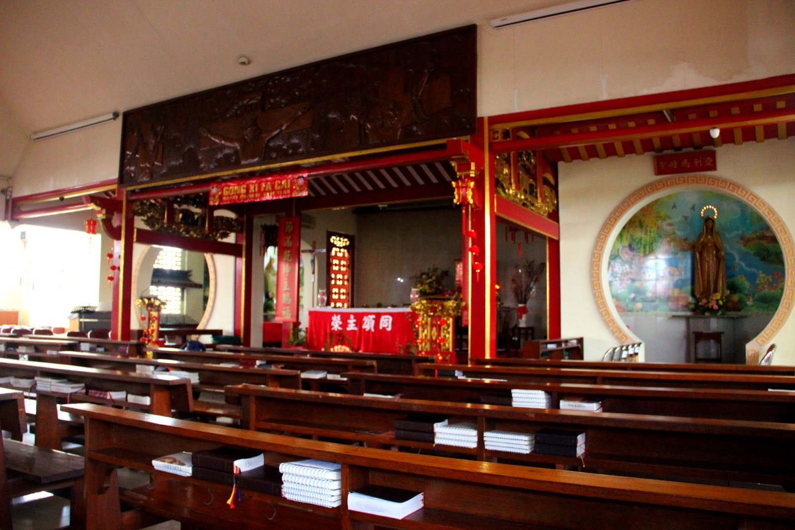 Bagian dalam gereja yang juga bernuansa oriental |foto: bluepacker.id
