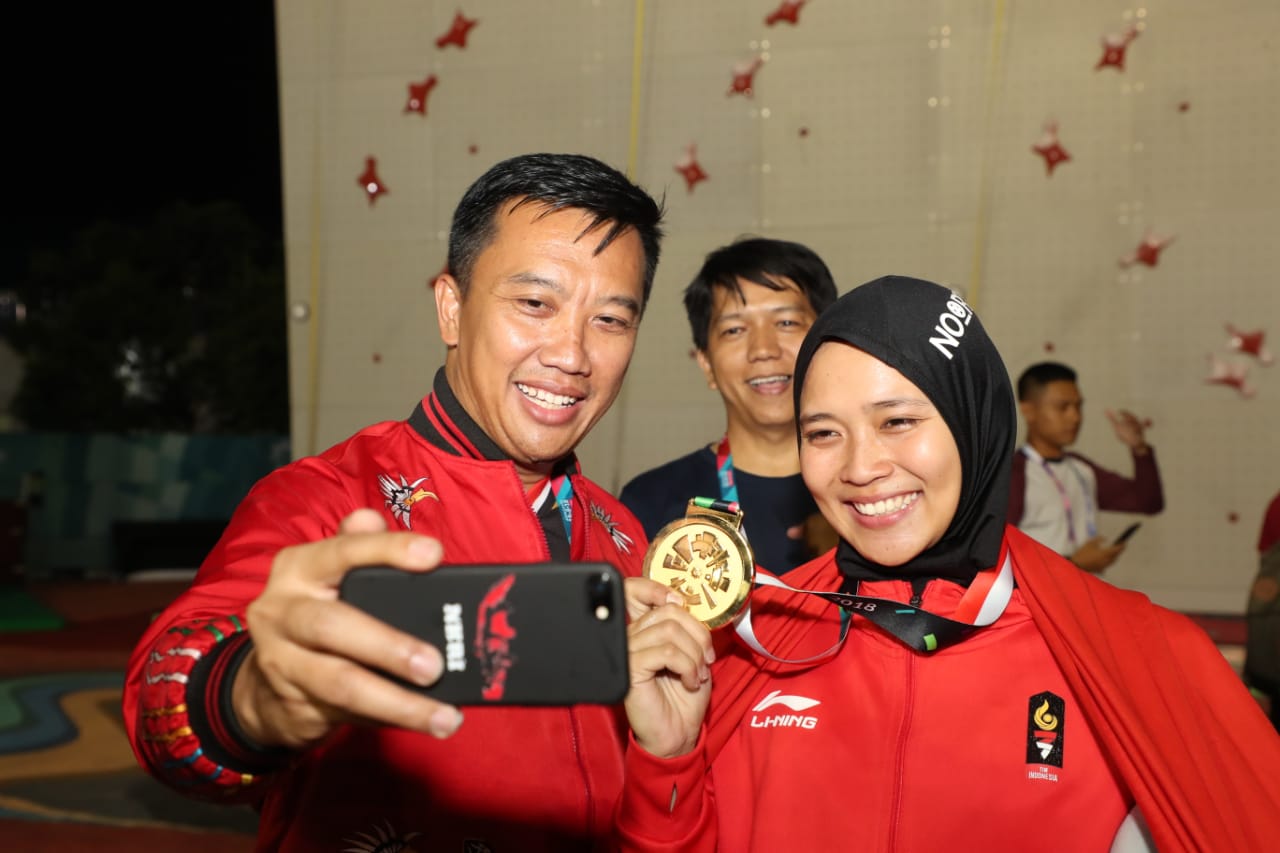 Aries saat berhasil meraih medali emas dari nomor speed putri Asian Games 2018 | foto: kemenpora.go.id