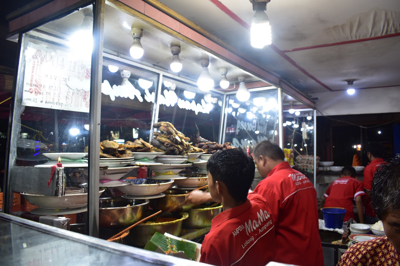 Rumah Makan Padang yang mudah ditemui hampir di seluruh Indonesia | Foto: potretlampung.com