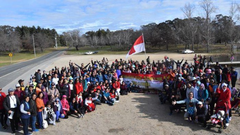 Para peserta gerak jalan santai di Canberra mengibarkan Sang Merah Putih di Danau Burley Griffin (Foto: KBRI Canberra) 