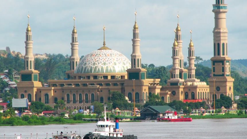 Lombok menjadi wilayah percontohan pariwisata halal Indonesia dan tahun ini menjadi tuan rumah helaran MTQ Nasional XXVI(Masjid Islamic Center di Lombok)