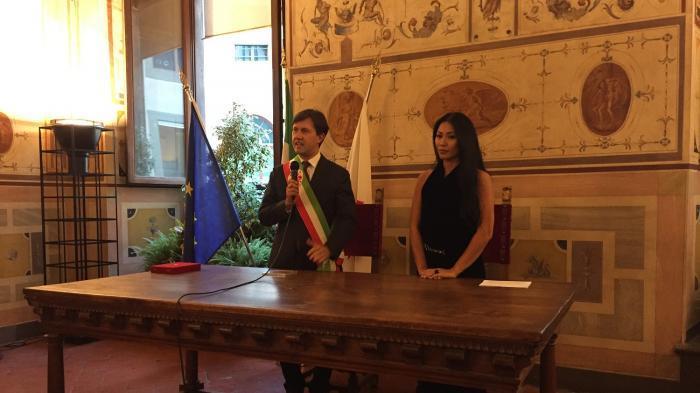 Anggun menerima penghargaan langsung dari Walikota Florence (source: wartakota.com)