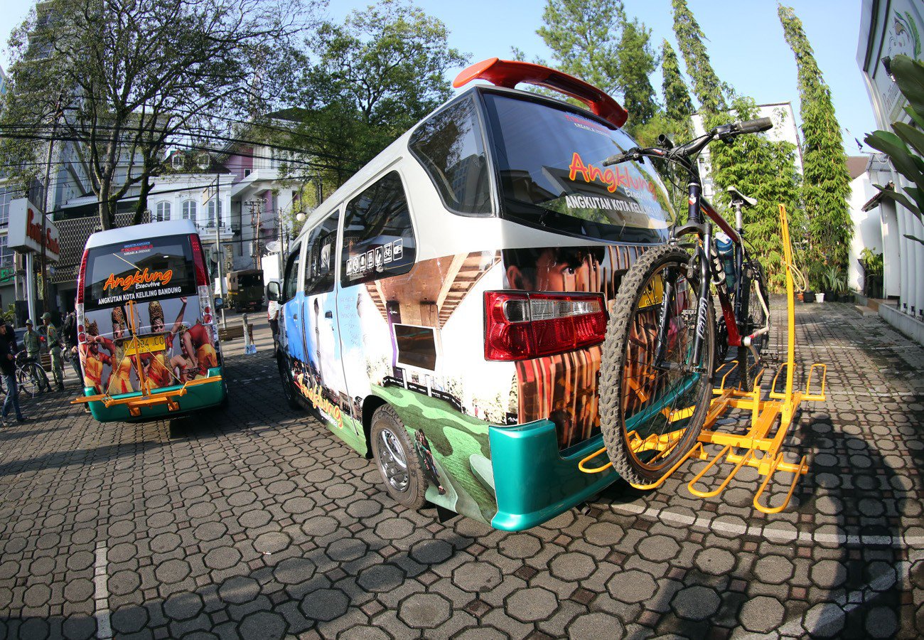 Inovasi angkot Bandung bernama Angklung akan semakin memanjakan publik dan menarik minat masyarakat untuk gemar naik angkot (foto: thejakartapost.com)