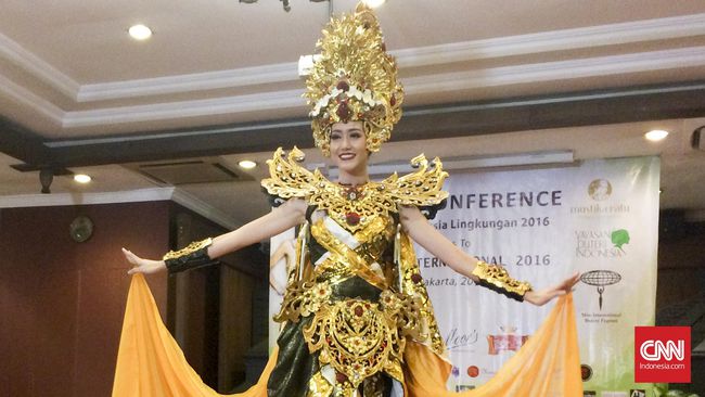 Runner Up 1 Puteri Indonesia 2016, Felicia, dalam balutan busana Dewi Sinta yang akan ditampilkan pada ajang Miss International 2016 di Tokyo (source: cnnindonesia.com)