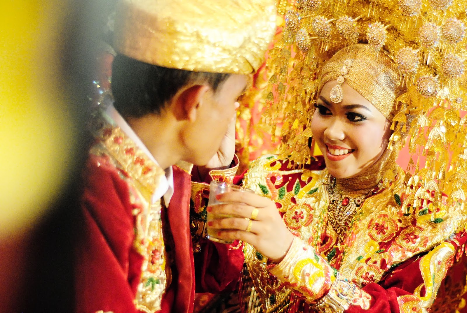 Pernikahan dalam adat Minangkabau juga menjadi hal yang unik (foto: iyaakan.com)